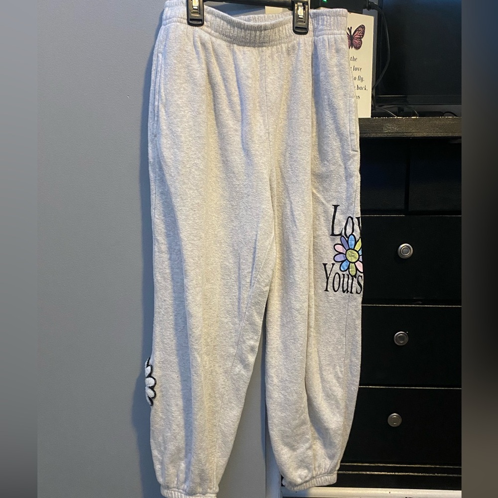 Grey Swestpants, embroidery on side